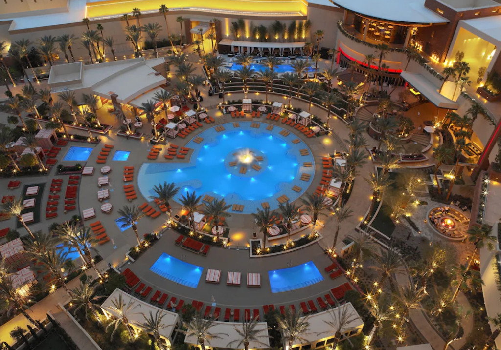 Las Vegas pools that are open in winter - Inspire | Travelocity.com